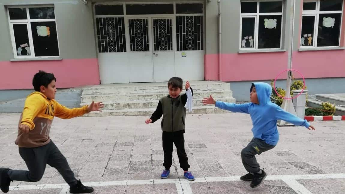 Okulumuzda mangala ve mendil kapmaca gibi geleneksel çocuk oyunları kapsamında yarışmalar düzenledik.